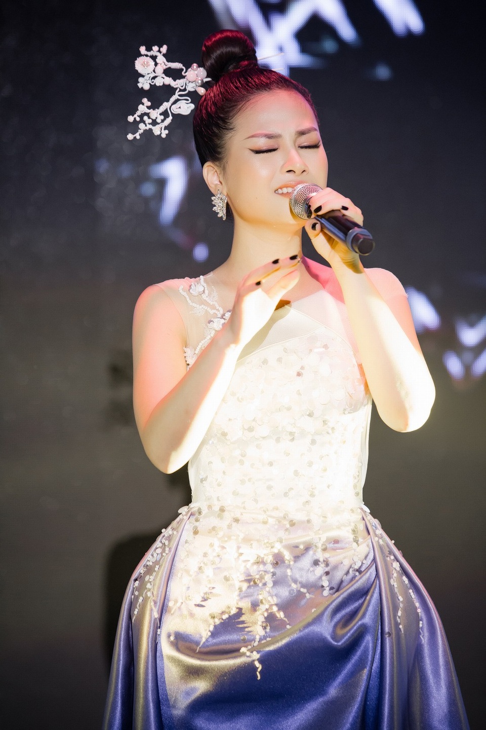 Dương Hoàng Yến sánh đôi Huỳnh Lập trên thảm đỏ - 8 Có thể thấy, Dương Hoàng Yến thời gian gần đây đã có một bước tiến khá lớn trong sự nghiệp của mình khi liên tục gặt hái được những thành công khi các ca khúc của Yến phát hành liên tục công phá các bảng xếp hạng và các giải thưởng. Nữ ca sĩ tiết lộ đang cố gắng để phát hành những sản phẩm tiếp theo và có thể là một album trong năm 2019.