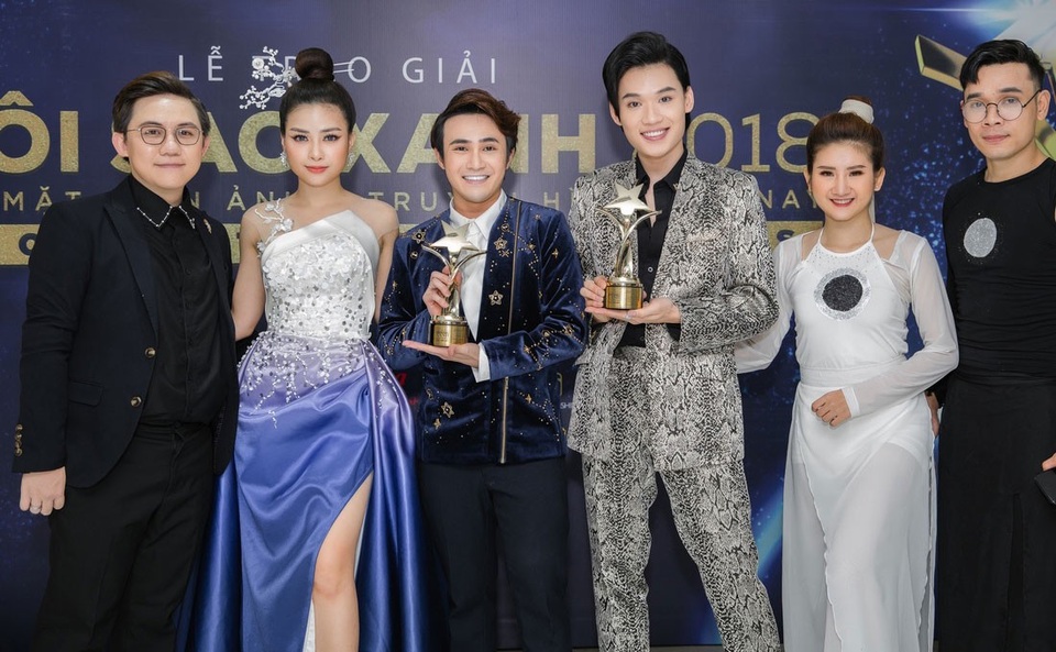 Dương Hoàng Yến sánh đôi Huỳnh Lập trên thảm đỏ - 6 Tại lễ trao giải Ngôi sao xanh, bộ phim “Ai chết giơ tay” của Huỳnh Lập đã thắng lớn ở hạng mục Web drama năm nay với hai giải thưởng ở hạng mục web drama là Diễn viên phim chiếu mạng xuất sắc nhất và Phim chiếu mạng hay nhất.