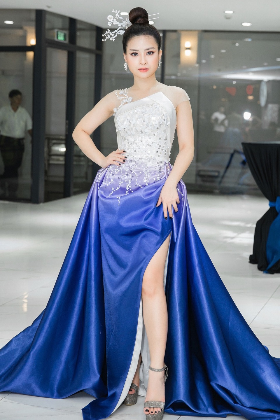 Dương Hoàng Yến sánh đôi Huỳnh Lập trên thảm đỏ - 1 Mới đây, ca sĩ Dương Hoàng Yến và diễn viên Huỳnh Lập cùng ekip phim “Ai chết giơ tay” có mặt tại lễ trao giải thưởng điện ảnh, truyền hình, web drama Ngôi sao xanh.