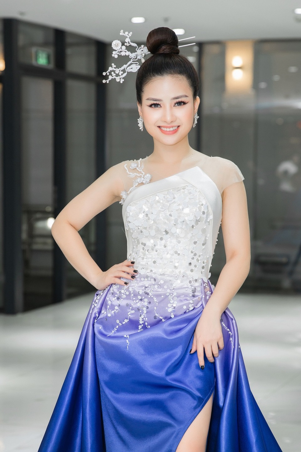 Dương Hoàng Yến sánh đôi Huỳnh Lập trên thảm đỏ - 7 Dương Hoàng Yến chia sẻ cơ duyên cô và Huỳnh Lập gặp nhau trong một lần cả 2 làm ban giám khảo chung của một cuộc thi tại Hà Nội, sau đó 2 người bén duyên và làm chung với nhau khá nhiều dự án như “Xuân không về” và “Ai chết dơ tay”.