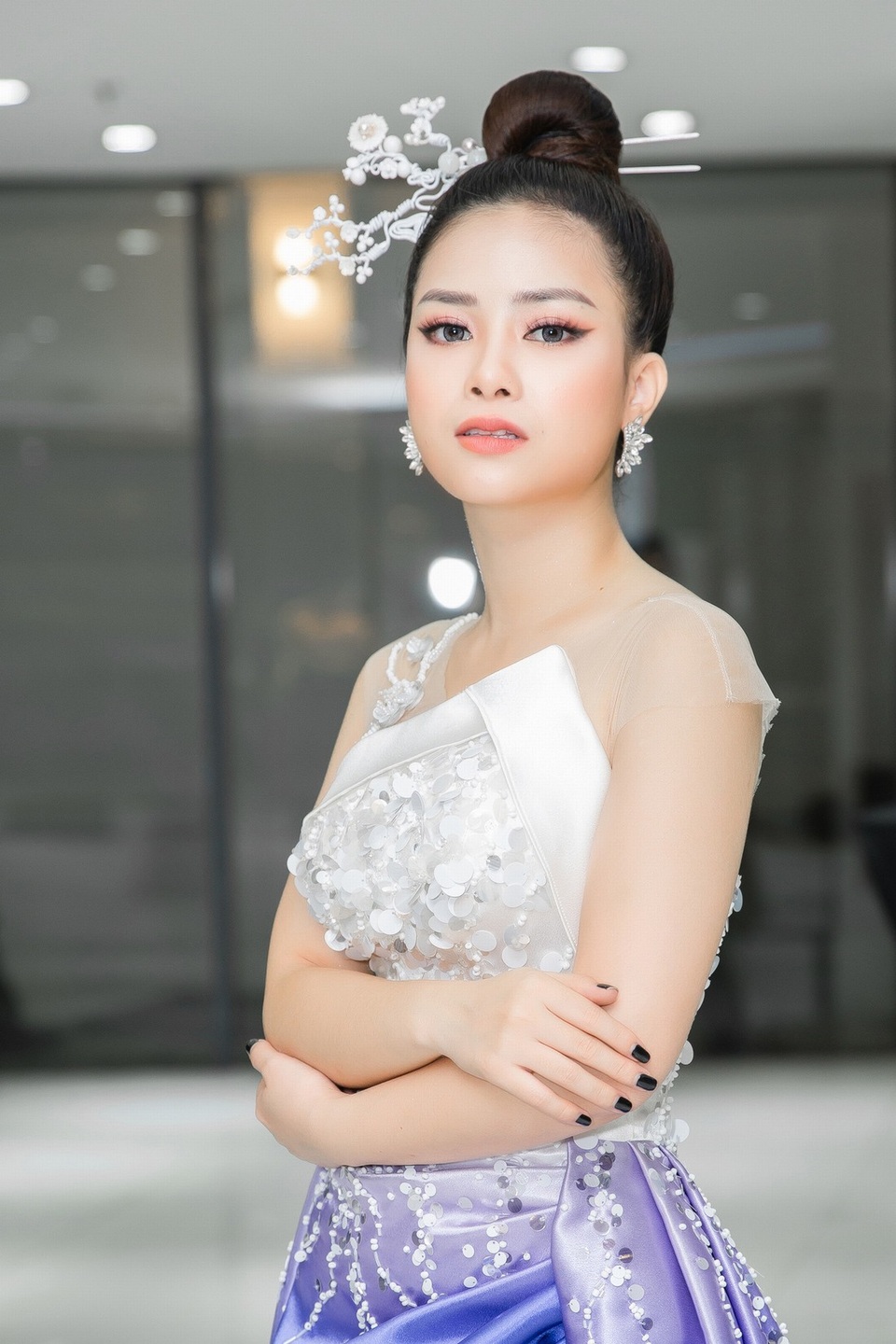 Dương Hoàng Yến sánh đôi Huỳnh Lập trên thảm đỏ - 2 Tại lễ trao giải, Dương Hoàng Yến là một trong những khách mời biểu diễn chính trong khi Huỳnh Lập và ekip phim Ai chết giơ tay được đề cử cho nhiều hạng mục lớn của giải thưởng Ngôi sao xanh.
