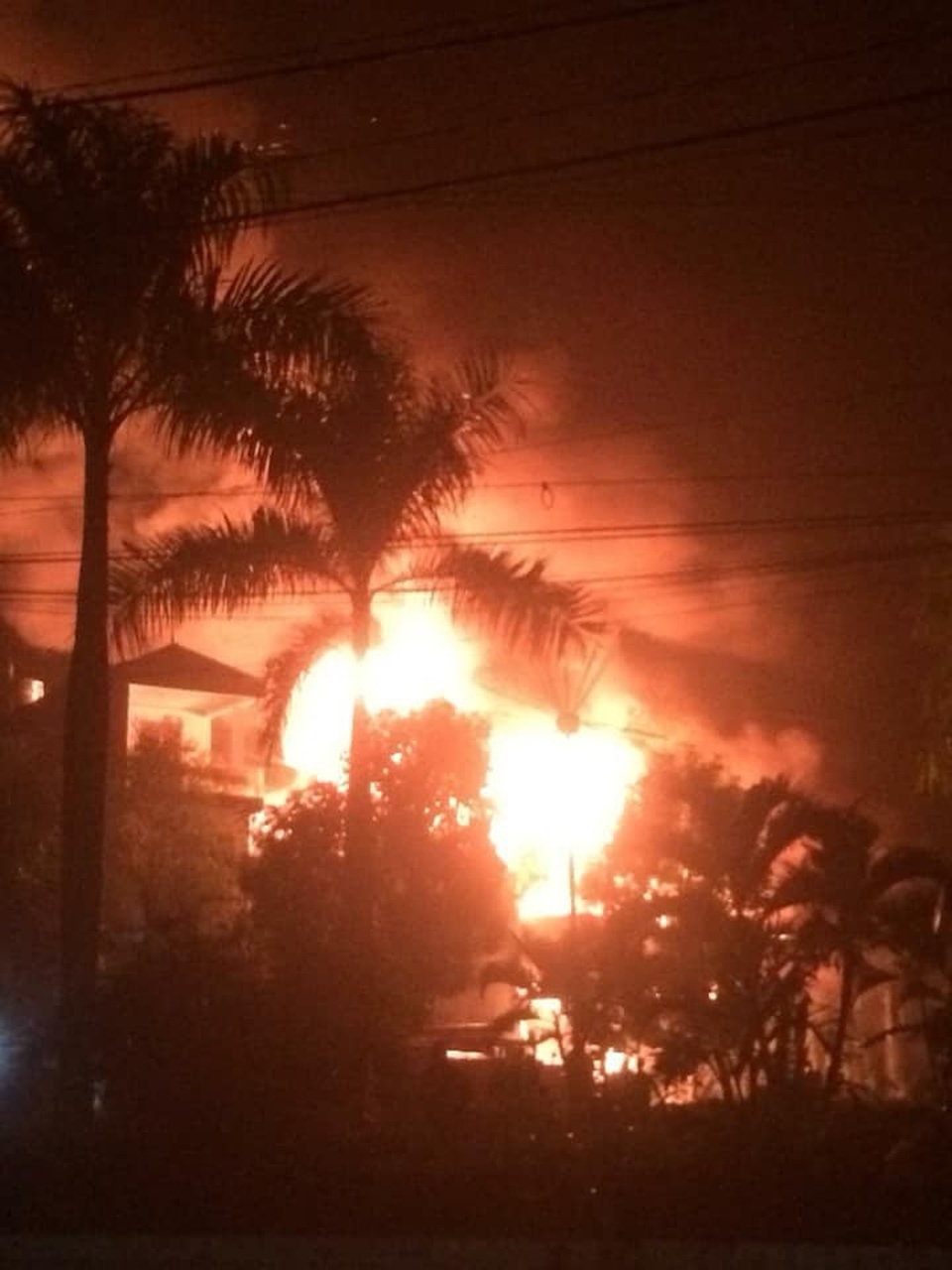 Cháy cửa hàng phụ tùng xe máy, 30 tỷ đồng bị thiêu rụi - Ảnh 1.