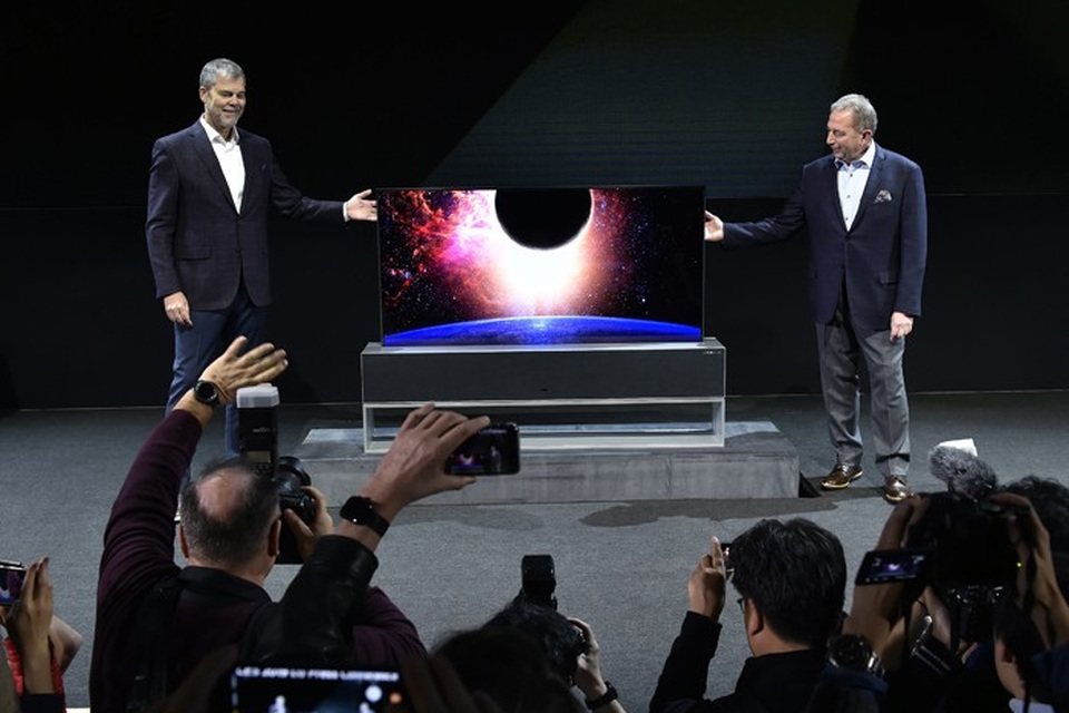 LG trình diễn TV màn hình cuộn đầu tiên trên thế giới - Ảnh 1. LG trình diễn TV màn hình cuộn đầu tiên trên thế giới - Ảnh 1.