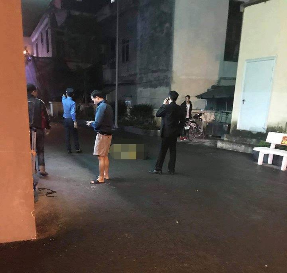 Hà Nội: Người phụ nữ nhảy từ tầng 19 chung cư xuống đất tử vong - Ảnh 1. Hà Nội: Người phụ nữ nhảy từ tầng 19 chung cư xuống đất tử vong - Ảnh 1.