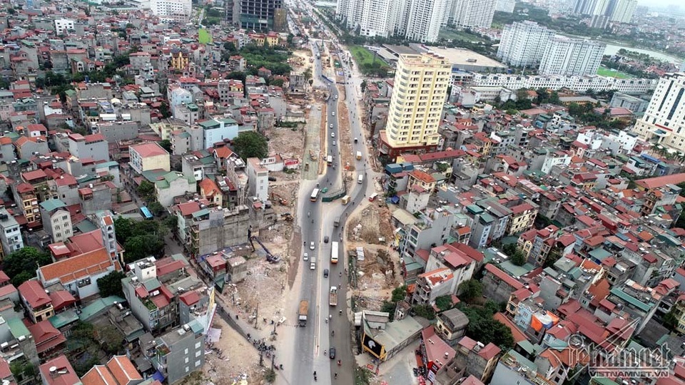 Nhan nhản nhà siêu kỳ dị đu bám trên đường nghìn tỷ ở thủ đô - Ảnh 1. Nhan nhản nhà siêu kỳ dị đu bám trên đường nghìn tỷ ở thủ đô - Ảnh 1.