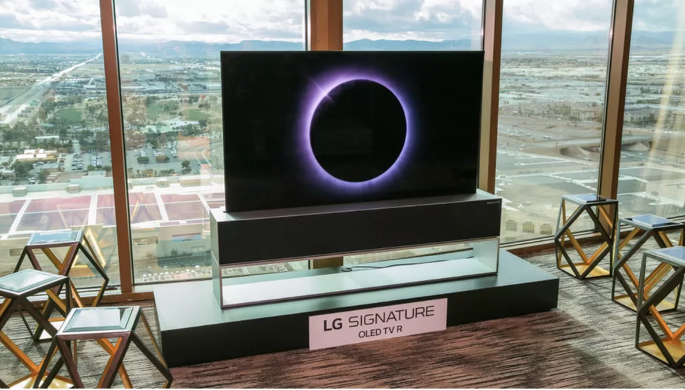 LG trình diễn TV màn hình cuộn đầu tiên trên thế giới - Ảnh 3. LG trình diễn TV màn hình cuộn đầu tiên trên thế giới - Ảnh 3.