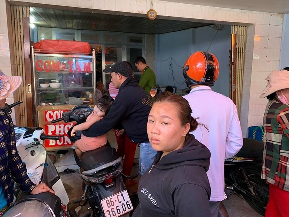 6 thanh niên chặt tay con nợ giữa chợ ở Phan Thiết - Ảnh 2. 6 thanh niên chặt tay con nợ giữa chợ ở Phan Thiết - Ảnh 2.