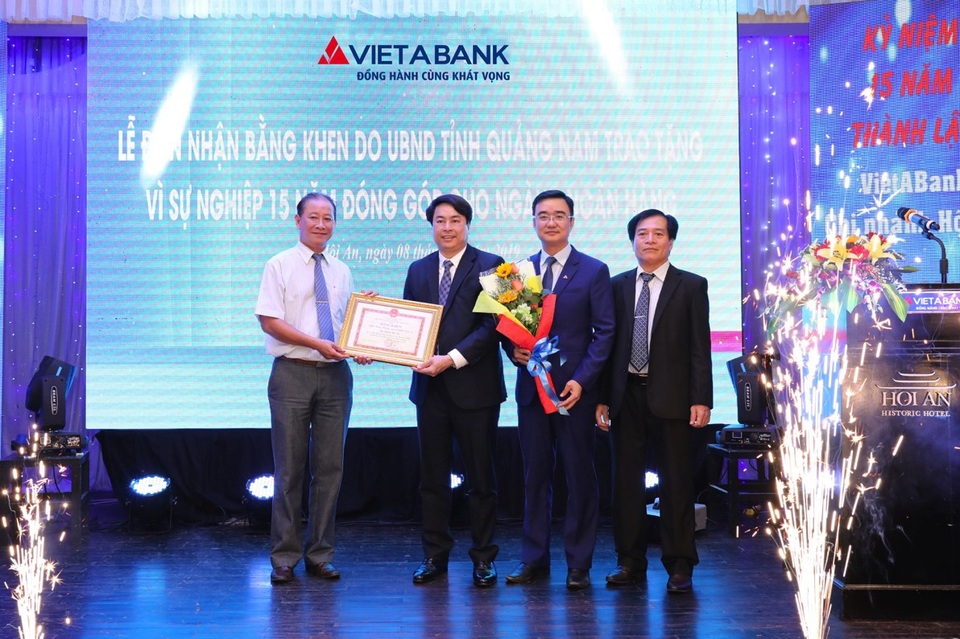 VietABank vinh dự nhận bằng khen của UBND tỉnh Quảng Nam - Ảnh 1. VietABank vinh dự nhận bằng khen của UBND tỉnh Quảng Nam - Ảnh 1.