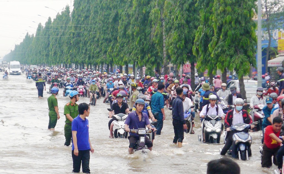 Người dân Tây Đô vẫn quay cuồng trong biển nước, hàng nghìn học sinh phải nghỉ học - 8 Người dân Tây Đô vẫn quay cuồng trong biển nước, hàng nghìn học sinh phải nghỉ học - 8