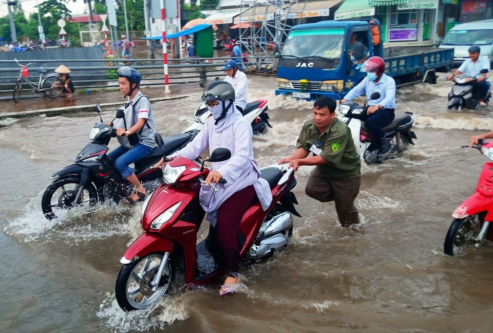 Người dân Tây Đô vẫn quay cuồng trong biển nước, hàng nghìn học sinh phải nghỉ học - 11 Người dân Tây Đô vẫn quay cuồng trong biển nước, hàng nghìn học sinh phải nghỉ học - 11