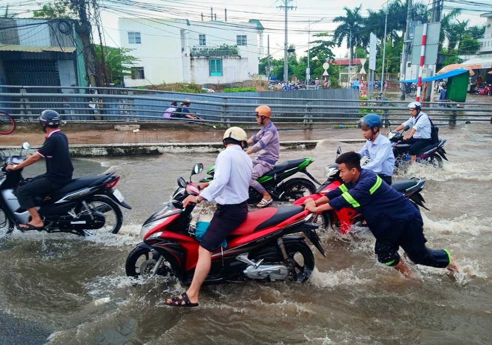 Người dân Tây Đô vẫn quay cuồng trong biển nước, hàng nghìn học sinh phải nghỉ học - 14 Người dân Tây Đô vẫn quay cuồng trong biển nước, hàng nghìn học sinh phải nghỉ học - 14