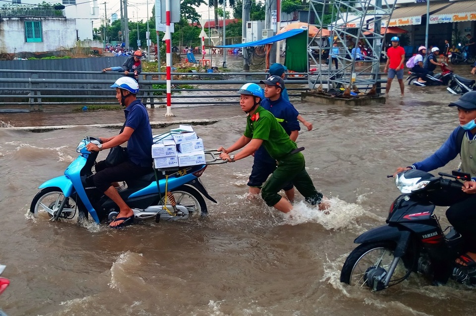 Người dân Tây Đô vẫn quay cuồng trong biển nước, hàng nghìn học sinh phải nghỉ học - 12 Người dân Tây Đô vẫn quay cuồng trong biển nước, hàng nghìn học sinh phải nghỉ học - 12