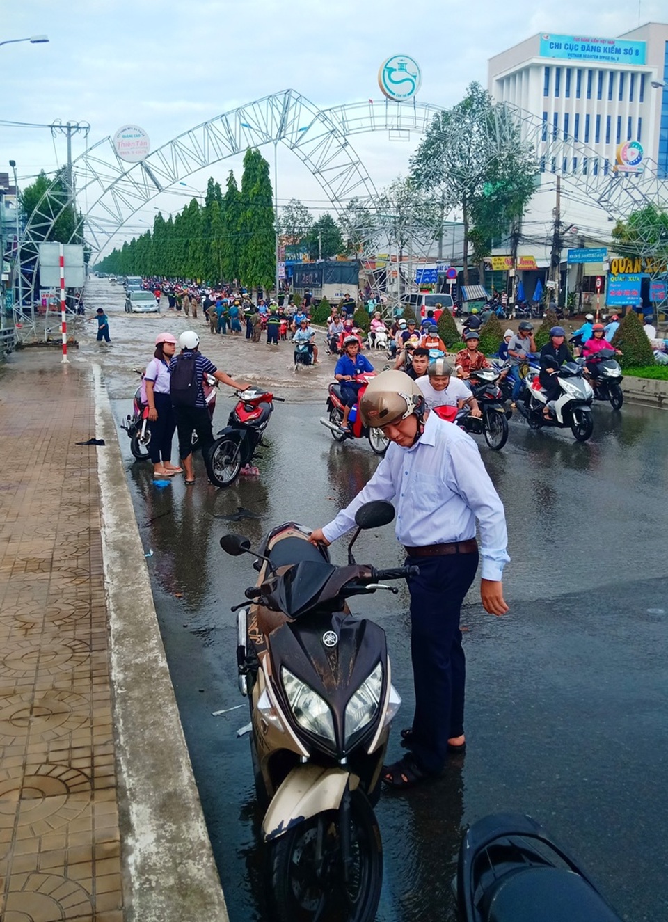 Người dân Tây Đô vẫn quay cuồng trong biển nước, hàng nghìn học sinh phải nghỉ học - 20 Người dân Tây Đô vẫn quay cuồng trong biển nước, hàng nghìn học sinh phải nghỉ học - 20