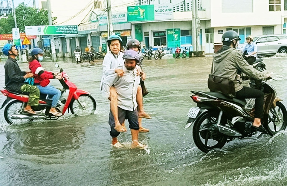 Người dân Tây Đô vẫn quay cuồng trong biển nước, hàng nghìn học sinh phải nghỉ học - 6 Người dân Tây Đô vẫn quay cuồng trong biển nước, hàng nghìn học sinh phải nghỉ học - 6