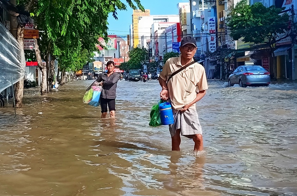 Người dân Tây Đô vẫn quay cuồng trong biển nước, hàng nghìn học sinh phải nghỉ học - 3 Người dân Tây Đô vẫn quay cuồng trong biển nước, hàng nghìn học sinh phải nghỉ học - 3