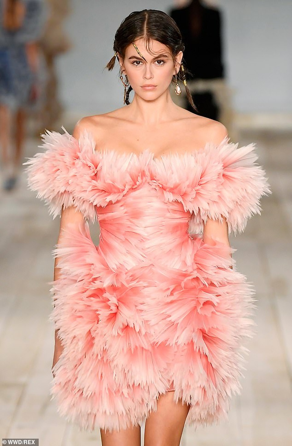 Kaia Gerber hóa bông hoa cẩm chướng xinh đẹp - 3 Kaia Gerber hóa bông hoa cẩm chướng xinh đẹp - 3