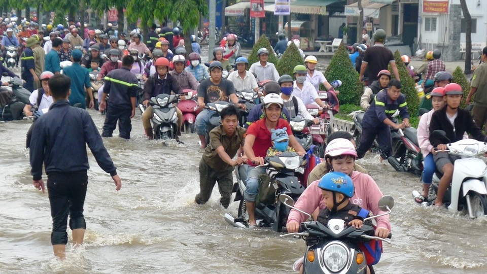 Người dân Tây Đô vẫn quay cuồng trong biển nước, hàng nghìn học sinh phải nghỉ học - 1 Người dân Tây Đô vẫn quay cuồng trong biển nước, hàng nghìn học sinh phải nghỉ học - 1