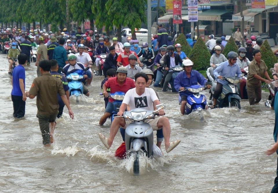 Người dân Tây Đô vẫn quay cuồng trong biển nước, hàng nghìn học sinh phải nghỉ học - 9 Người dân Tây Đô vẫn quay cuồng trong biển nước, hàng nghìn học sinh phải nghỉ học - 9