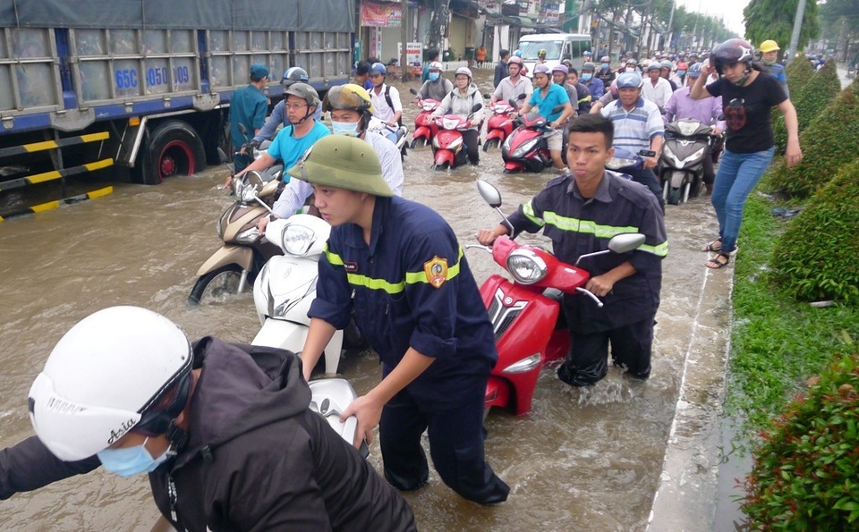 Người dân Tây Đô vẫn quay cuồng trong biển nước, hàng nghìn học sinh phải nghỉ học - 18 Người dân Tây Đô vẫn quay cuồng trong biển nước, hàng nghìn học sinh phải nghỉ học - 18