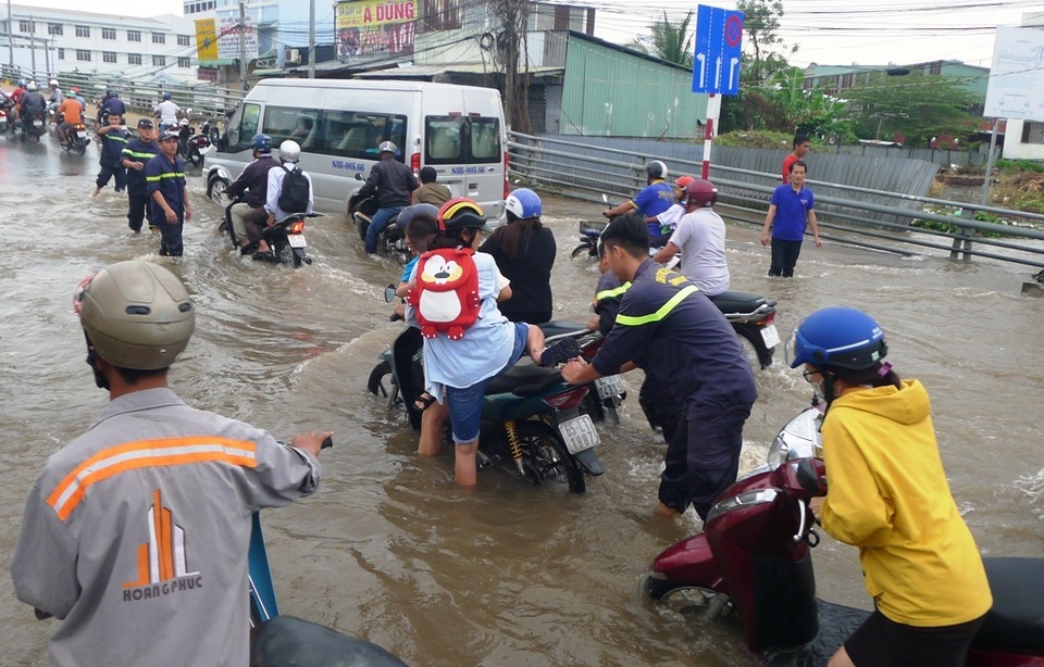 Người dân Tây Đô vẫn quay cuồng trong biển nước, hàng nghìn học sinh phải nghỉ học - 16 Người dân Tây Đô vẫn quay cuồng trong biển nước, hàng nghìn học sinh phải nghỉ học - 16