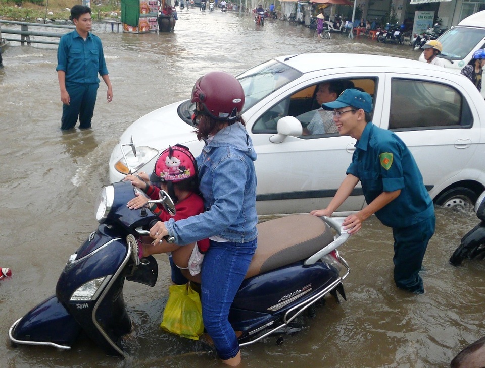 Người dân Tây Đô vẫn quay cuồng trong biển nước, hàng nghìn học sinh phải nghỉ học - 19 Người dân Tây Đô vẫn quay cuồng trong biển nước, hàng nghìn học sinh phải nghỉ học - 19