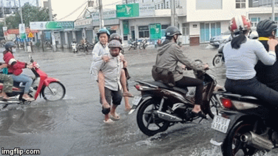 Người dân Tây Đô vẫn quay cuồng trong biển nước, hàng nghìn học sinh phải nghỉ học - 2 Người dân Tây Đô vẫn quay cuồng trong biển nước, hàng nghìn học sinh phải nghỉ học - 2