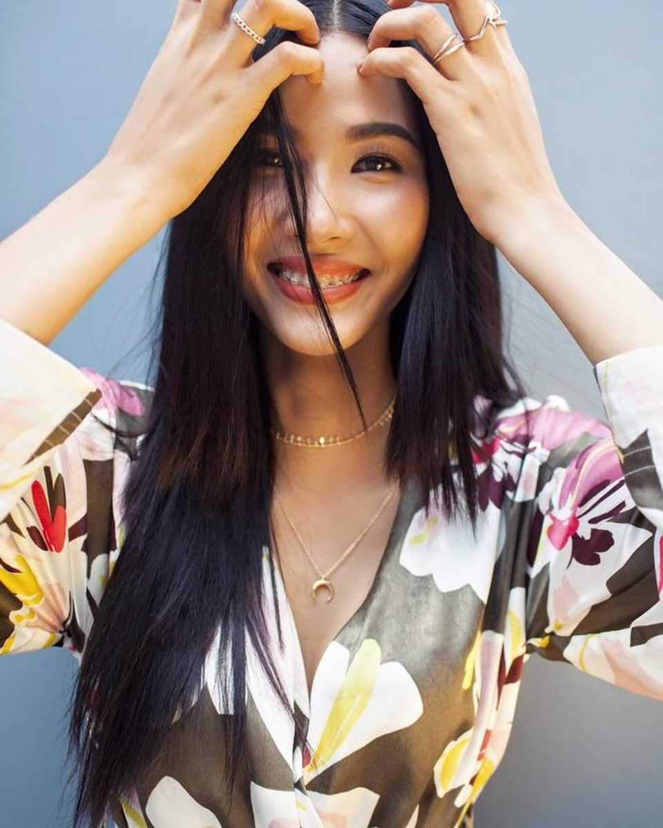 Hoàng Thuỳ khoe nhan sắc “lên hương” nhờ chỉnh răng trước thềm Miss Universe 2019 - 3 Hoàng Thuỳ khoe nhan sắc “lên hương” nhờ chỉnh răng trước thềm Miss Universe 2019 - 3