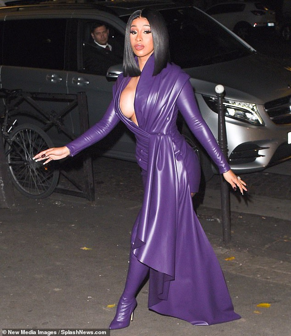 Sau khi che kín mặt ra phố, Cardi B lại khoe ngực khủng - 6 Sau khi che kín mặt ra phố, Cardi B lại khoe ngực khủng - 6