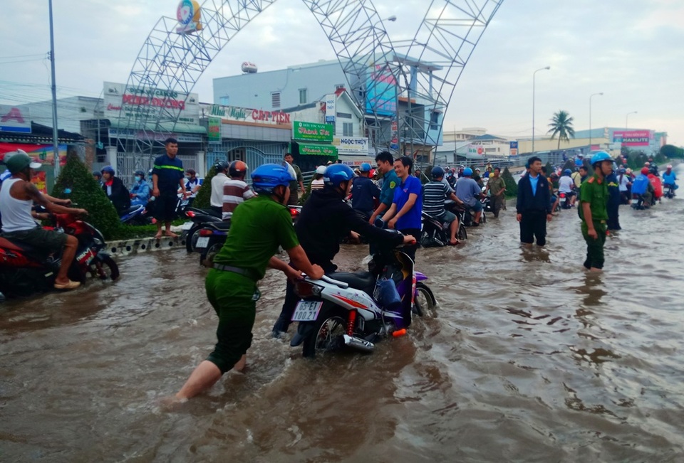 Người dân Tây Đô vẫn quay cuồng trong biển nước, hàng nghìn học sinh phải nghỉ học - 13 Người dân Tây Đô vẫn quay cuồng trong biển nước, hàng nghìn học sinh phải nghỉ học - 13
