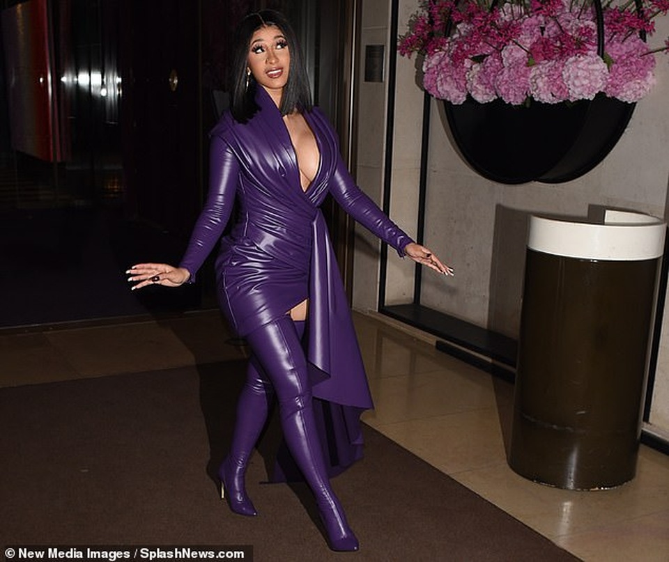 Sau khi che kín mặt ra phố, Cardi B lại khoe ngực khủng - 1 Sau khi che kín mặt ra phố, Cardi B lại khoe ngực khủng - 1