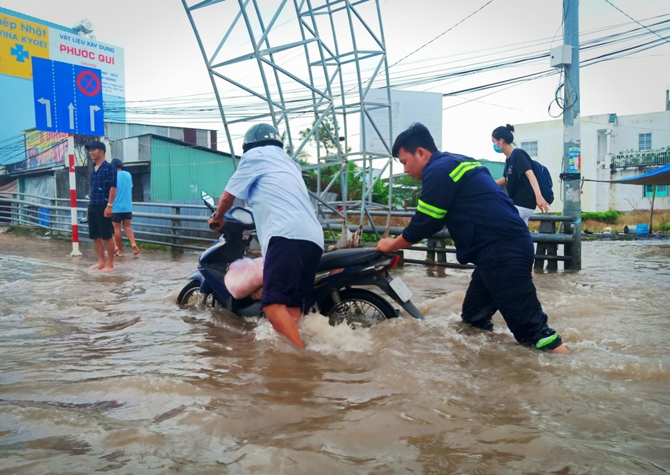 Người dân Tây Đô vẫn quay cuồng trong biển nước, hàng nghìn học sinh phải nghỉ học - 17 Người dân Tây Đô vẫn quay cuồng trong biển nước, hàng nghìn học sinh phải nghỉ học - 17