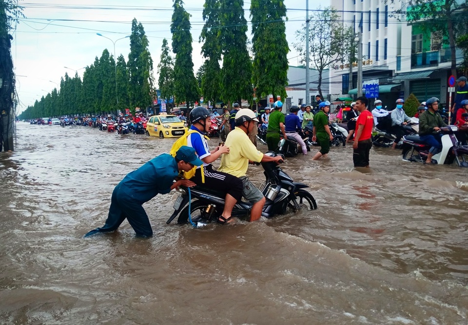 Người dân Tây Đô vẫn quay cuồng trong biển nước, hàng nghìn học sinh phải nghỉ học - 15 Người dân Tây Đô vẫn quay cuồng trong biển nước, hàng nghìn học sinh phải nghỉ học - 15