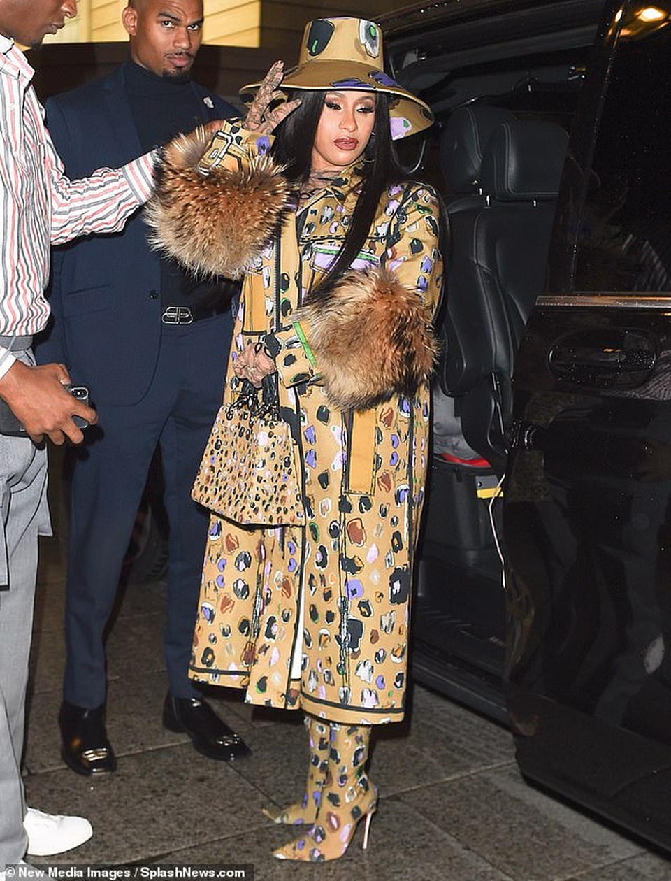 Sau khi che kín mặt ra phố, Cardi B lại khoe ngực khủng - 9 Sau khi che kín mặt ra phố, Cardi B lại khoe ngực khủng - 9