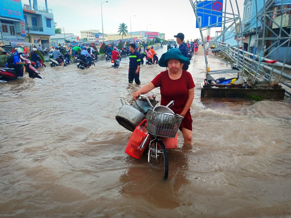 Người dân Tây Đô vẫn quay cuồng trong biển nước, hàng nghìn học sinh phải nghỉ học - 4 Người dân Tây Đô vẫn quay cuồng trong biển nước, hàng nghìn học sinh phải nghỉ học - 4
