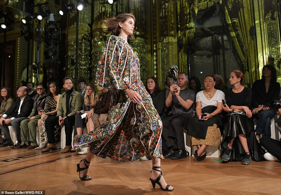 Kaia Gerber hóa bông hoa cẩm chướng xinh đẹp - 7 Kaia Gerber hóa bông hoa cẩm chướng xinh đẹp - 7