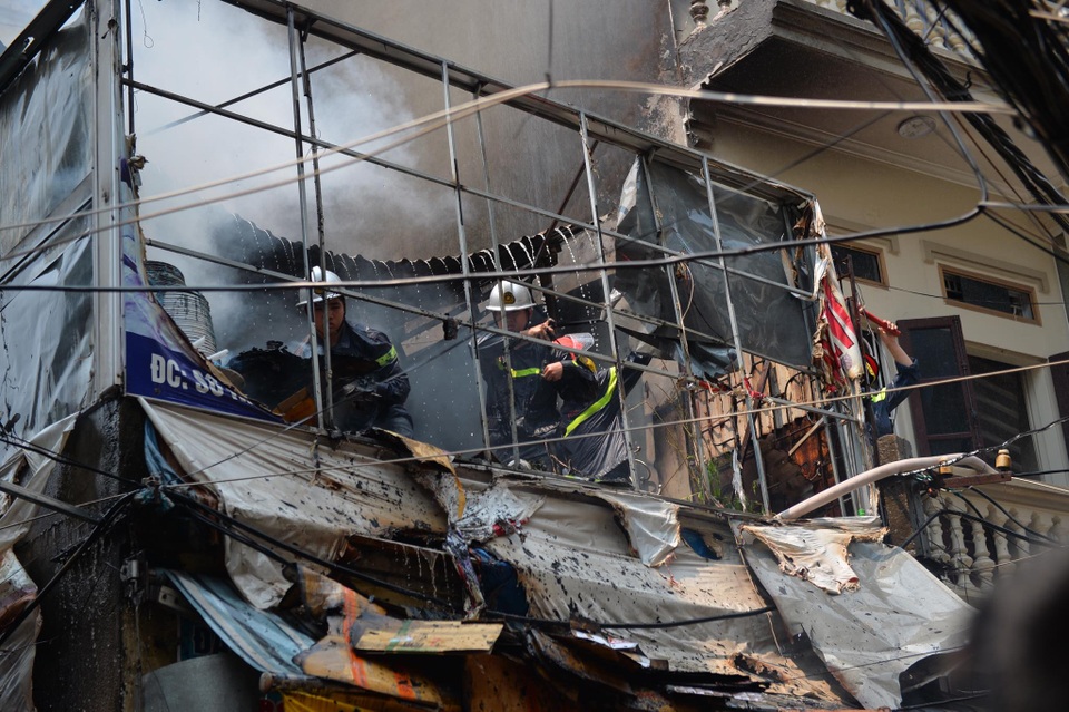 Hà Nội: Hàng chục cảnh sát căng mình dập lửa cháy cửa hàng chăn ga ở Mễ Trì - 8