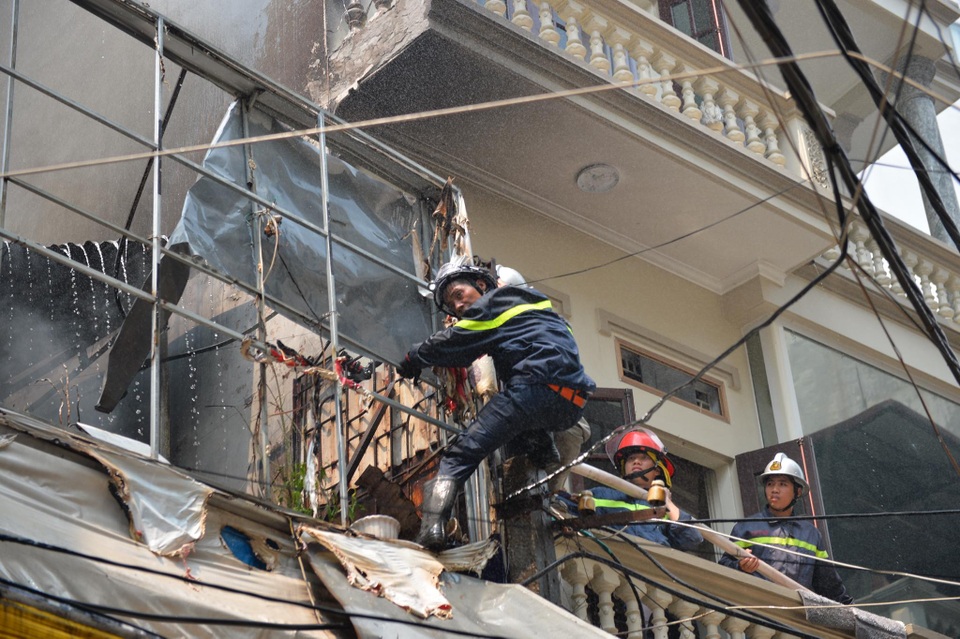 Hà Nội: Hàng chục cảnh sát căng mình dập lửa cháy cửa hàng chăn ga ở Mễ Trì - 4