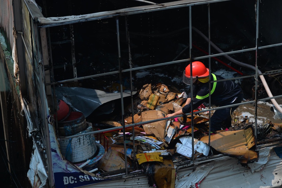 Hà Nội: Hàng chục cảnh sát căng mình dập lửa cháy cửa hàng chăn ga ở Mễ Trì - 9