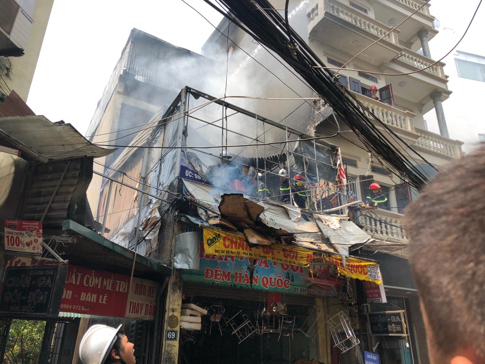 Hà Nội: Hàng chục cảnh sát căng mình dập lửa cháy cửa hàng chăn ga ở Mễ Trì - 1