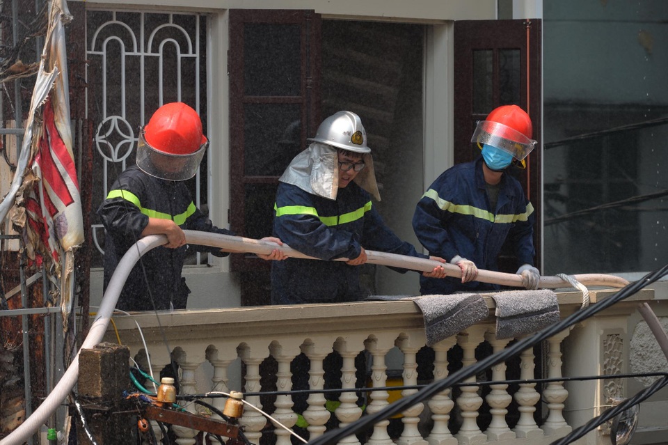 Hà Nội: Hàng chục cảnh sát căng mình dập lửa cháy cửa hàng chăn ga ở Mễ Trì - 3