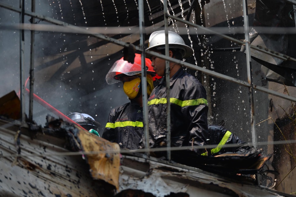 Hà Nội: Hàng chục cảnh sát căng mình dập lửa cháy cửa hàng chăn ga ở Mễ Trì - 5