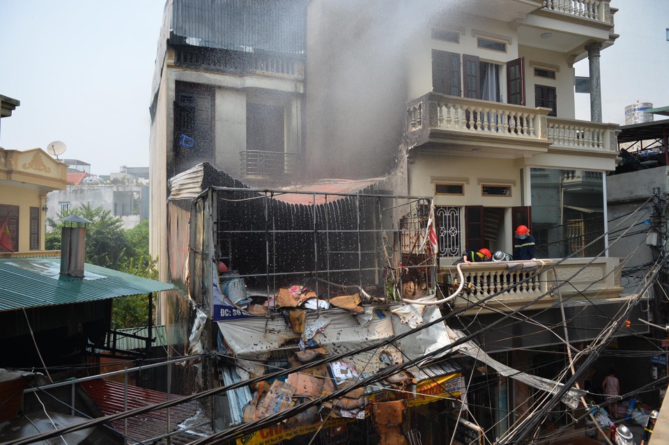 Hà Nội: Hàng chục cảnh sát căng mình dập lửa cháy cửa hàng chăn ga ở Mễ Trì - 7