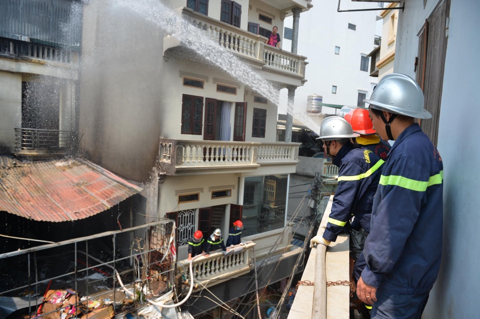 Hà Nội: Hàng chục cảnh sát căng mình dập lửa cháy cửa hàng chăn ga ở Mễ Trì - 2