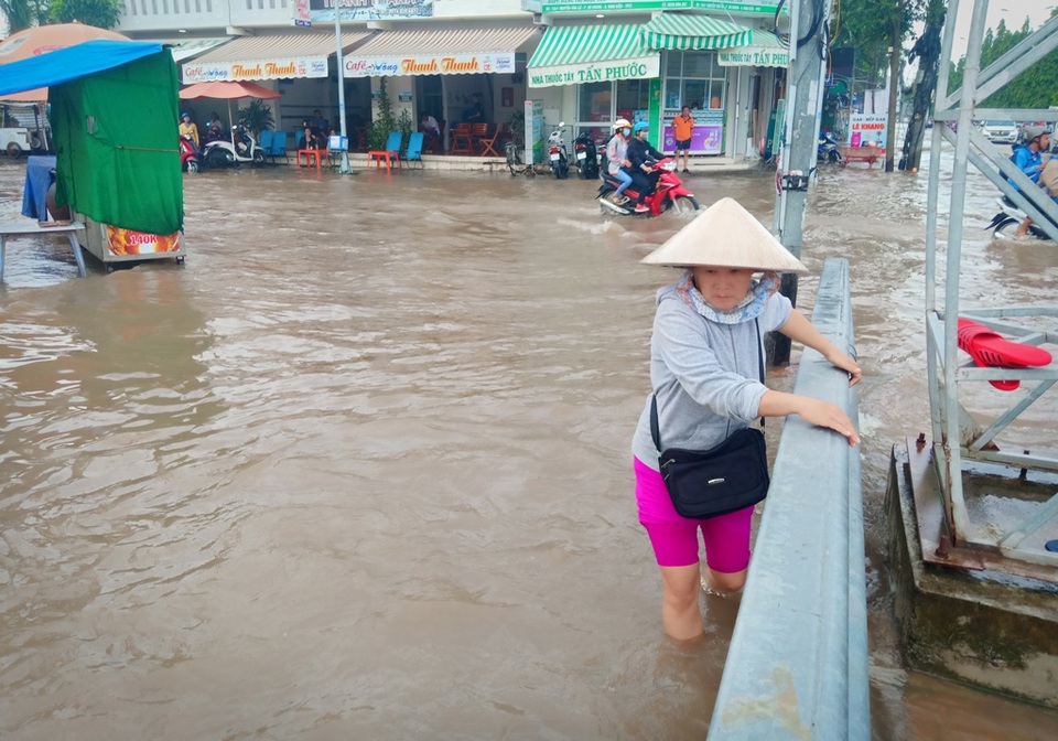 Người dân Tây Đô vẫn quay cuồng trong biển nước, hàng nghìn học sinh phải nghỉ học - 5 Người dân Tây Đô vẫn quay cuồng trong biển nước, hàng nghìn học sinh phải nghỉ học - 5