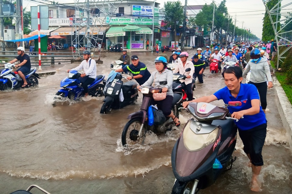 Người dân Tây Đô vẫn quay cuồng trong biển nước, hàng nghìn học sinh phải nghỉ học - 10 Người dân Tây Đô vẫn quay cuồng trong biển nước, hàng nghìn học sinh phải nghỉ học - 10
