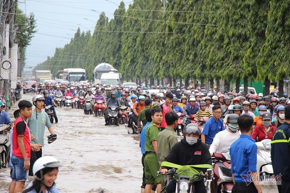 Công an Cần Thơ gò lưng giúp dân đẩy xe chết máy trong biển nước - 1 Công an Cần Thơ gò lưng giúp dân đẩy xe chết máy trong biển nước - 1