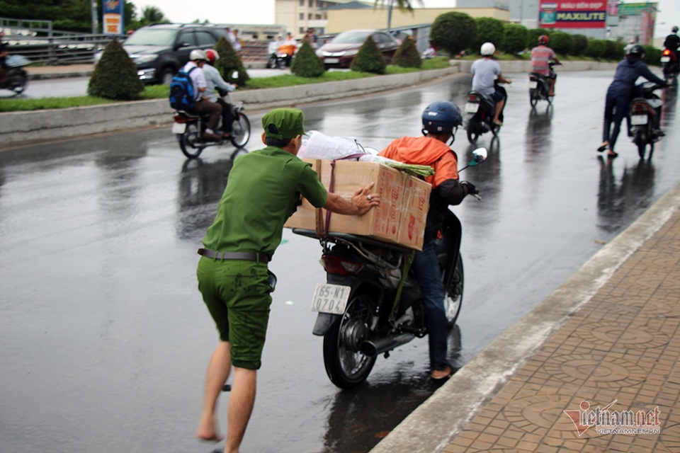 Công an Cần Thơ gò lưng giúp dân đẩy xe chết máy trong biển nước - 11 Công an Cần Thơ gò lưng giúp dân đẩy xe chết máy trong biển nước - 11