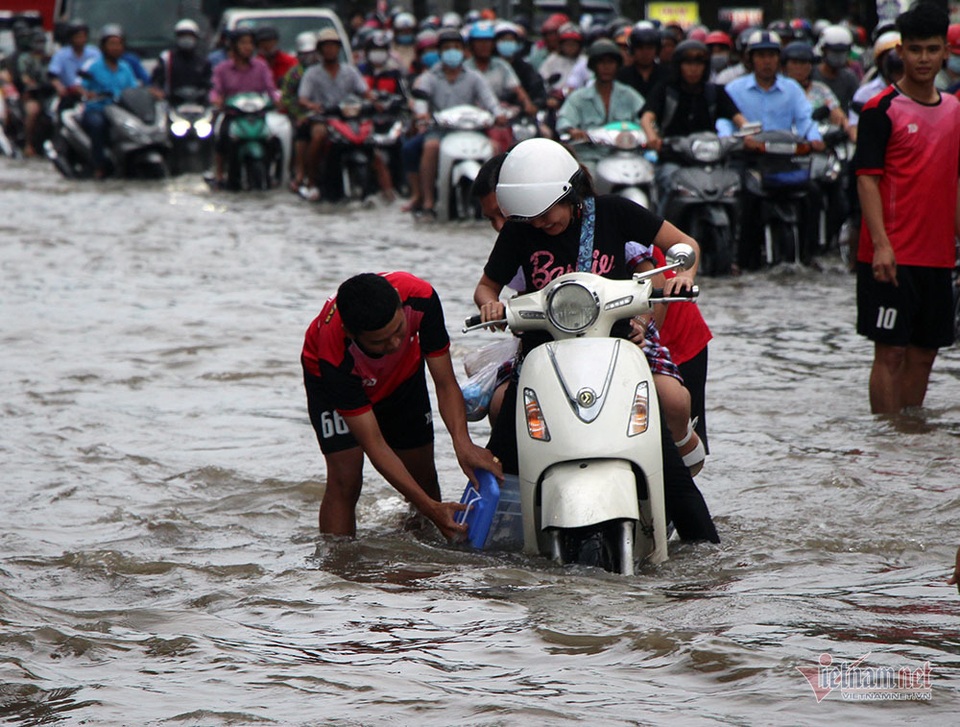 Công an Cần Thơ gò lưng giúp dân đẩy xe chết máy trong biển nước - 12 Công an Cần Thơ gò lưng giúp dân đẩy xe chết máy trong biển nước - 12