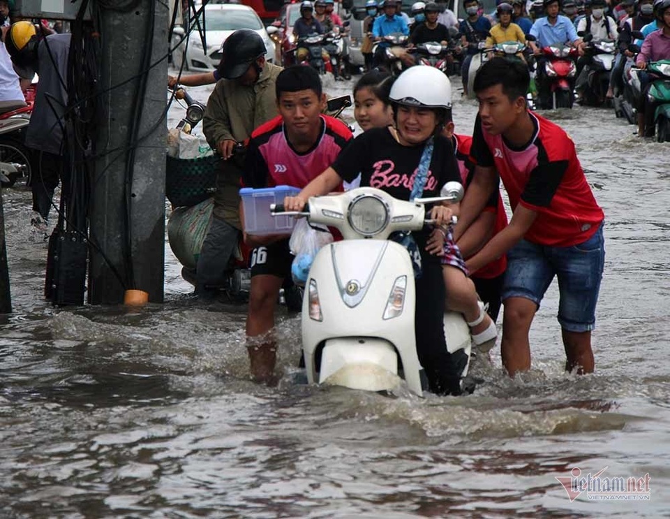 Công an Cần Thơ gò lưng giúp dân đẩy xe chết máy trong biển nước - 13 Công an Cần Thơ gò lưng giúp dân đẩy xe chết máy trong biển nước - 13