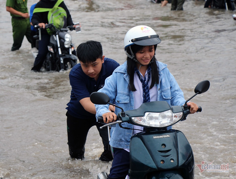 Công an Cần Thơ gò lưng giúp dân đẩy xe chết máy trong biển nước - 14 Công an Cần Thơ gò lưng giúp dân đẩy xe chết máy trong biển nước - 14